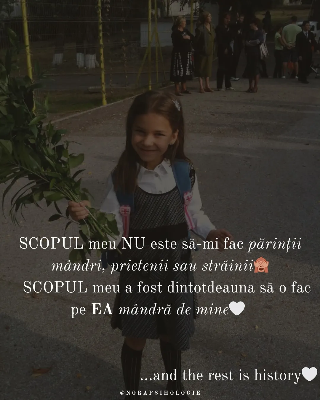 Nora în fața Sagradei Familia și o fotografie din prima zi de școală, cu textul postării scris peste