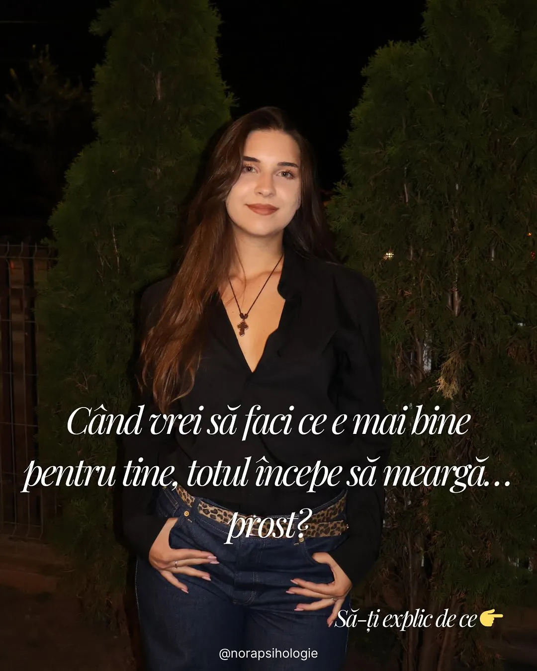 Nora seara, în fața unor tuia, cu titlul postării scris peste fotografie