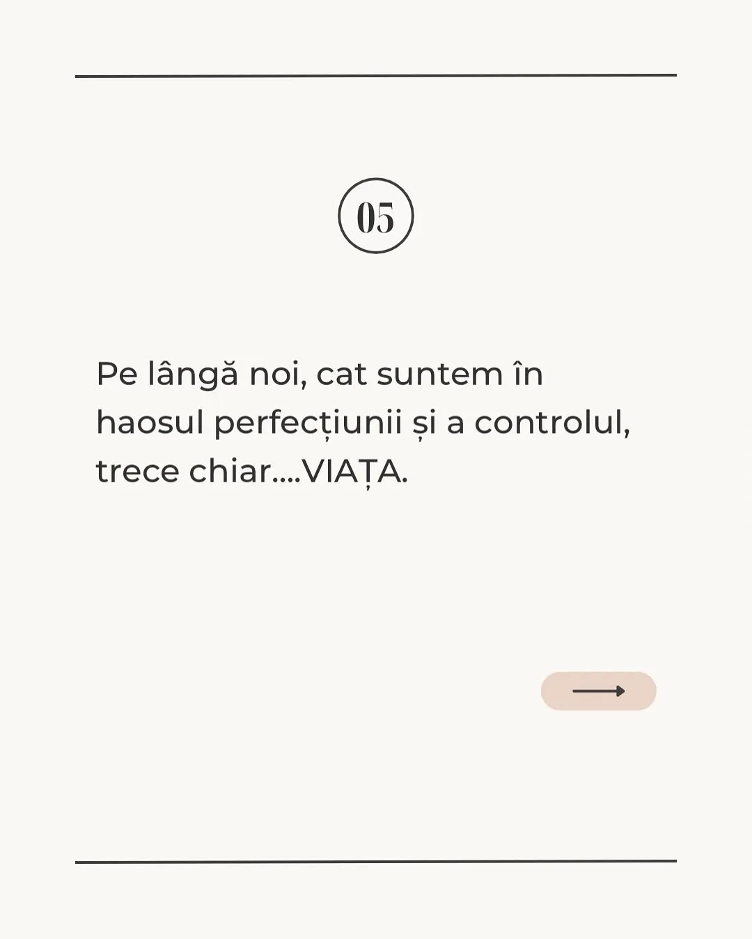 Nora în ușa unei cabane de munte, cu o cană în mână, cu titlul postării scris peste fotografie