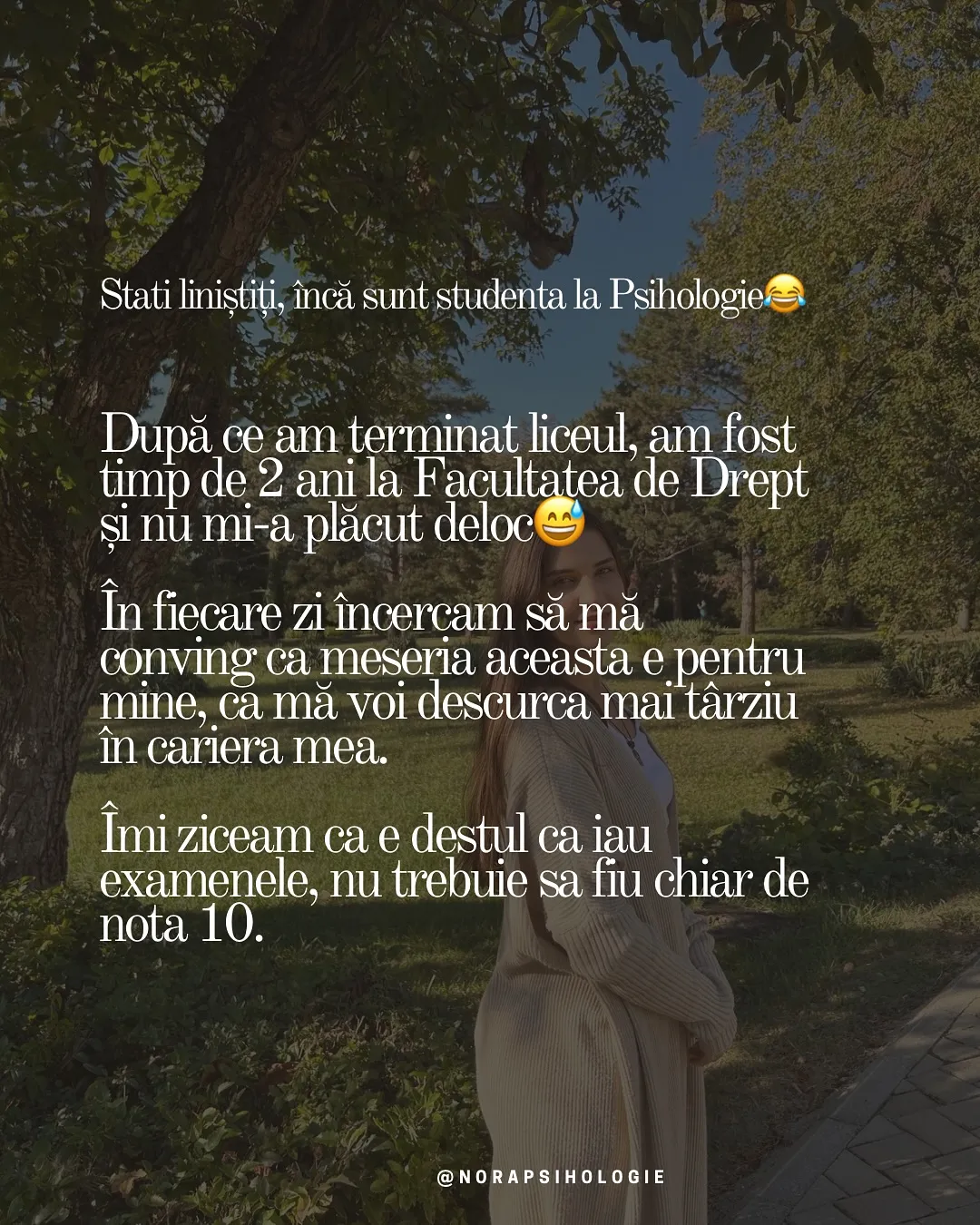 Nora într-un parc, într-o zi însorită de toamnă, cu textul postării scris peste fotografii