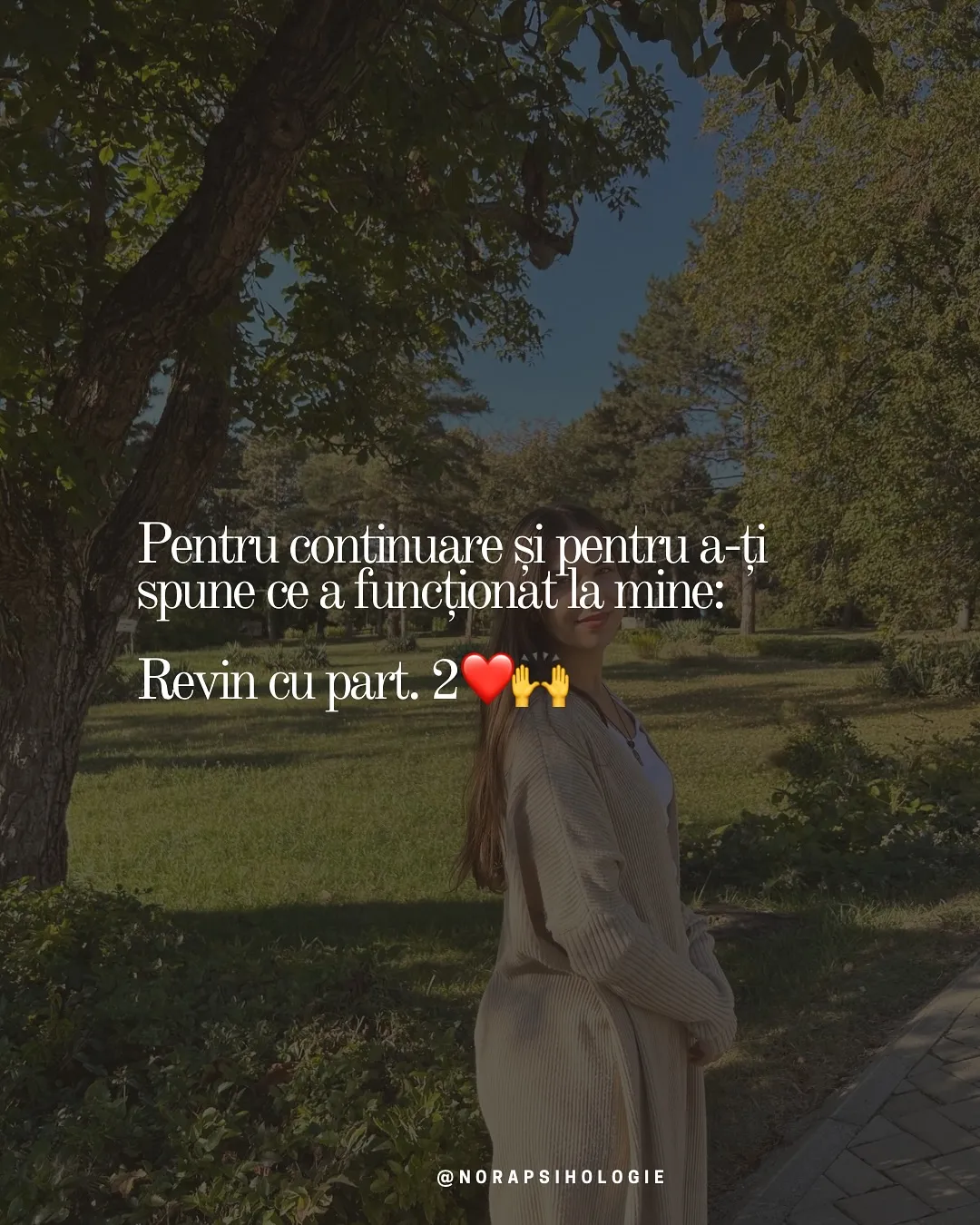 Nora într-un parc, într-o zi însorită de toamnă, cu textul postării scris peste fotografii