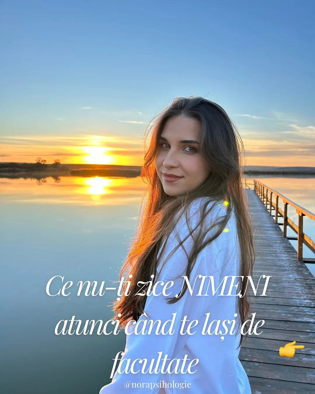 Nora pe un ponton, la apus, cu textul postării scris peste fotografii
