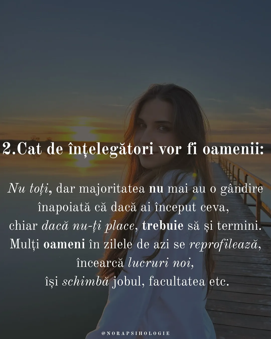 Nora pe un ponton, la apus, cu textul postării scris peste fotografii