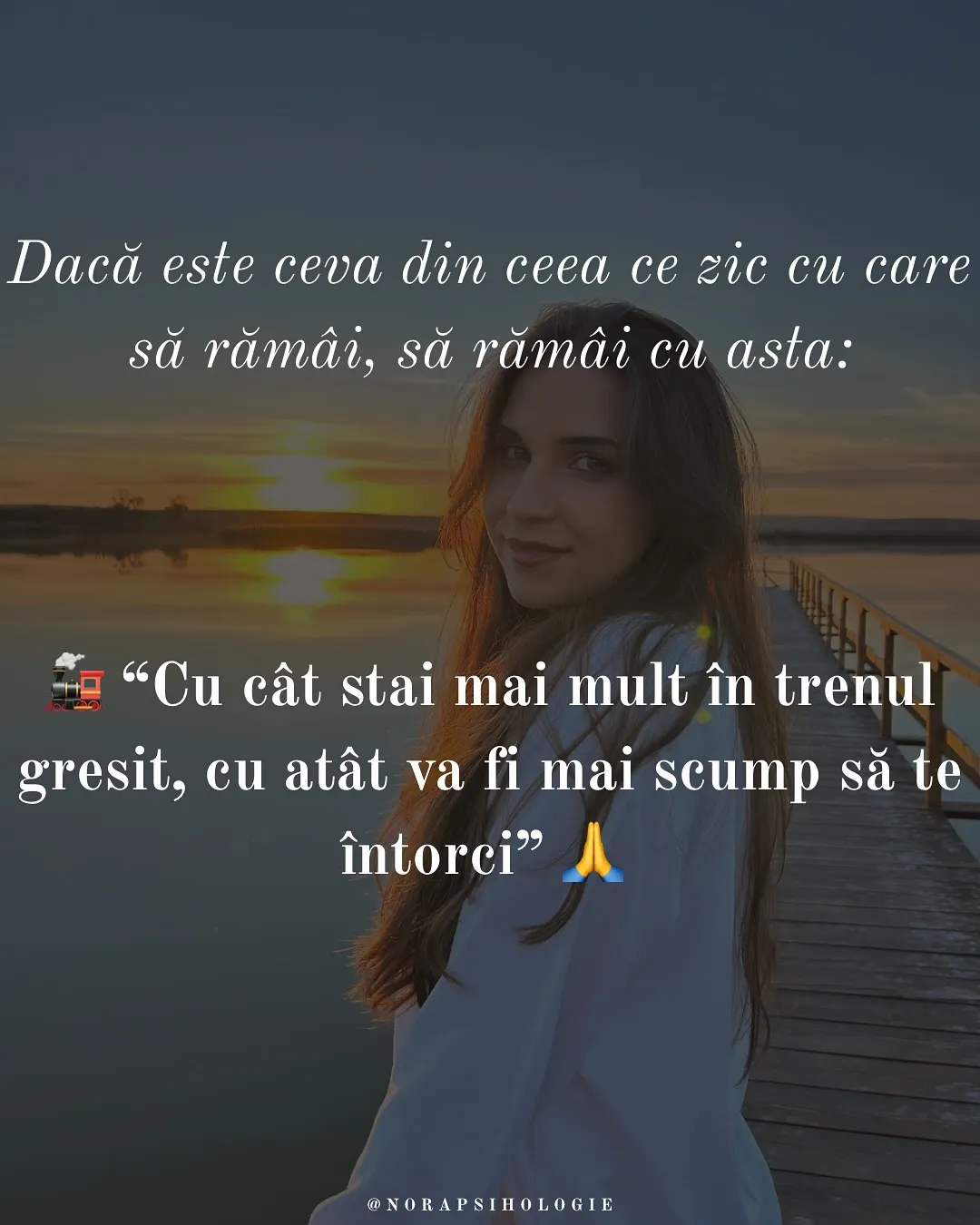 Nora pe un ponton, la apus, cu textul postării scris peste fotografii