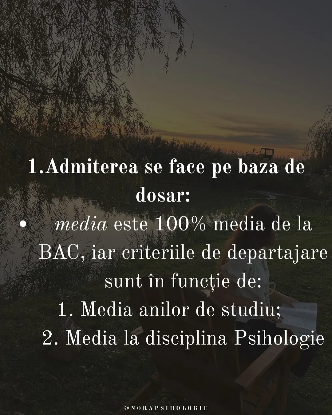 Nora citind pe un scaun de lemn lângă un lac, la apus, cu textul postării scris peste fotografii