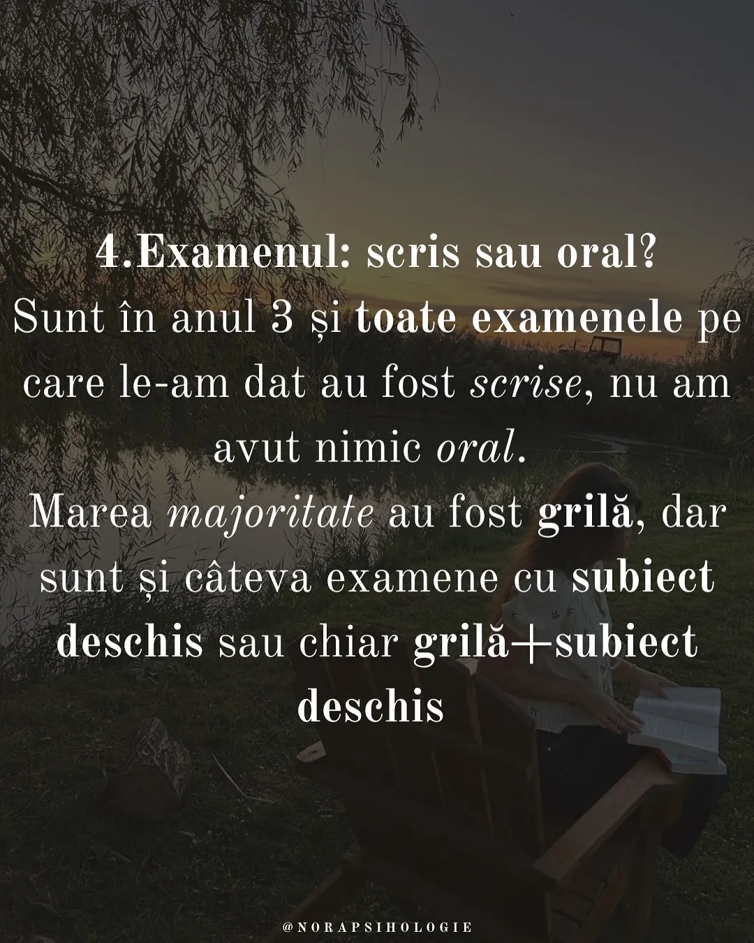 Nora citind pe un scaun de lemn lângă un lac, la apus, cu textul postării scris peste fotografii