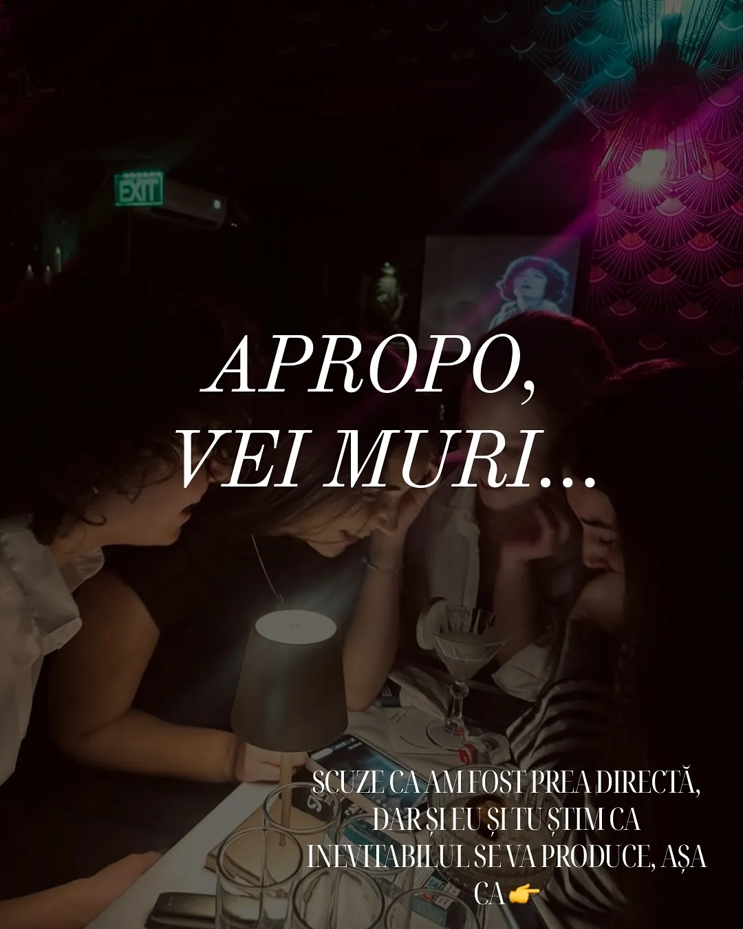 Fotografie într-un bar cu lumini colorate, cu textul postării scris peste