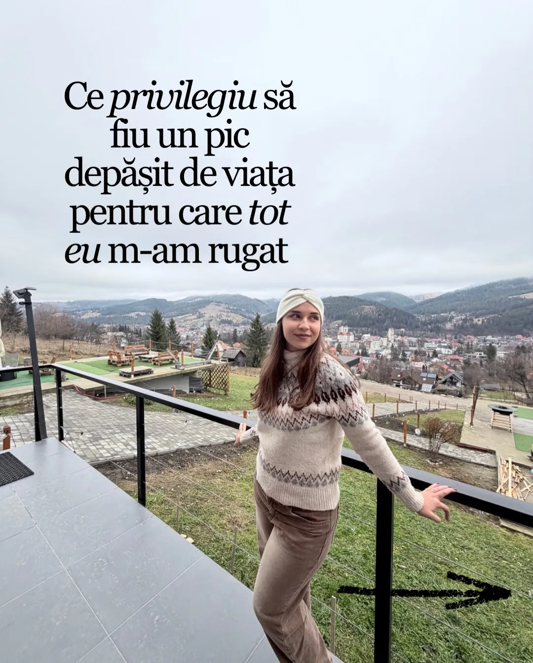 Nora pe o terasă cu vedere spre munți iarna, cu textul postării scris peste fotografii