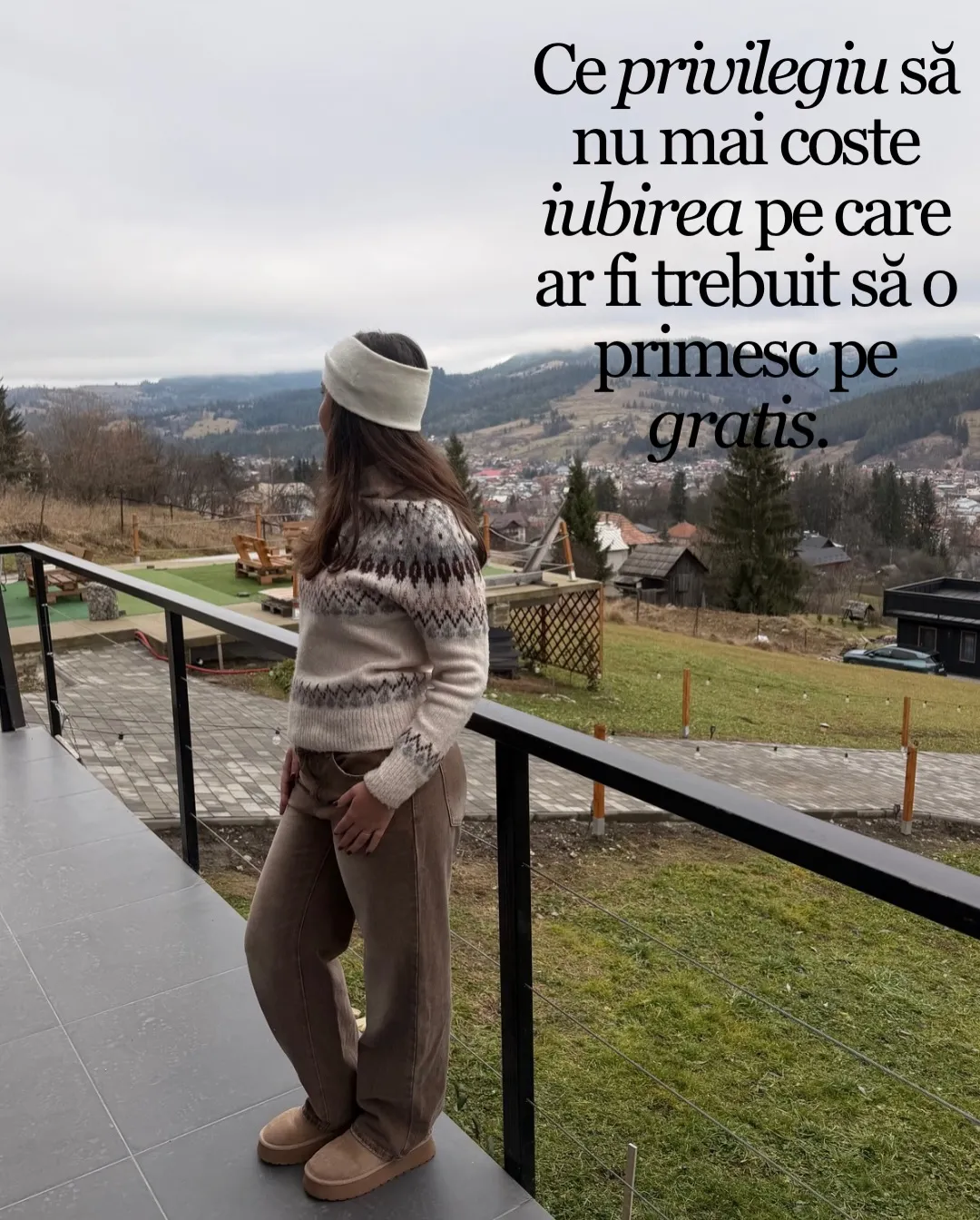 Nora pe o terasă cu vedere spre munți iarna, cu textul postării scris peste fotografii