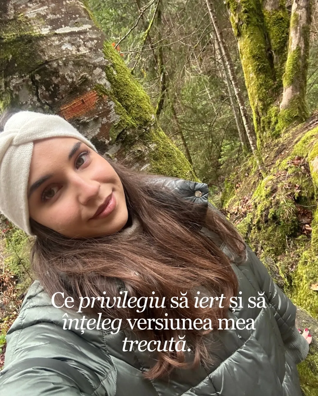 Nora pe o terasă cu vedere spre munți iarna, cu textul postării scris peste fotografii