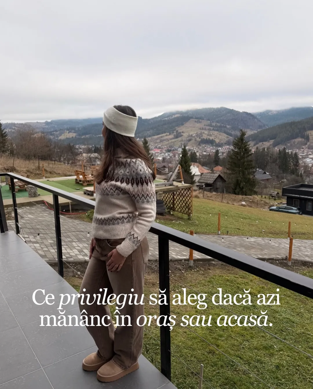 Nora pe o terasă cu vedere spre munți iarna, cu textul postării scris peste fotografii