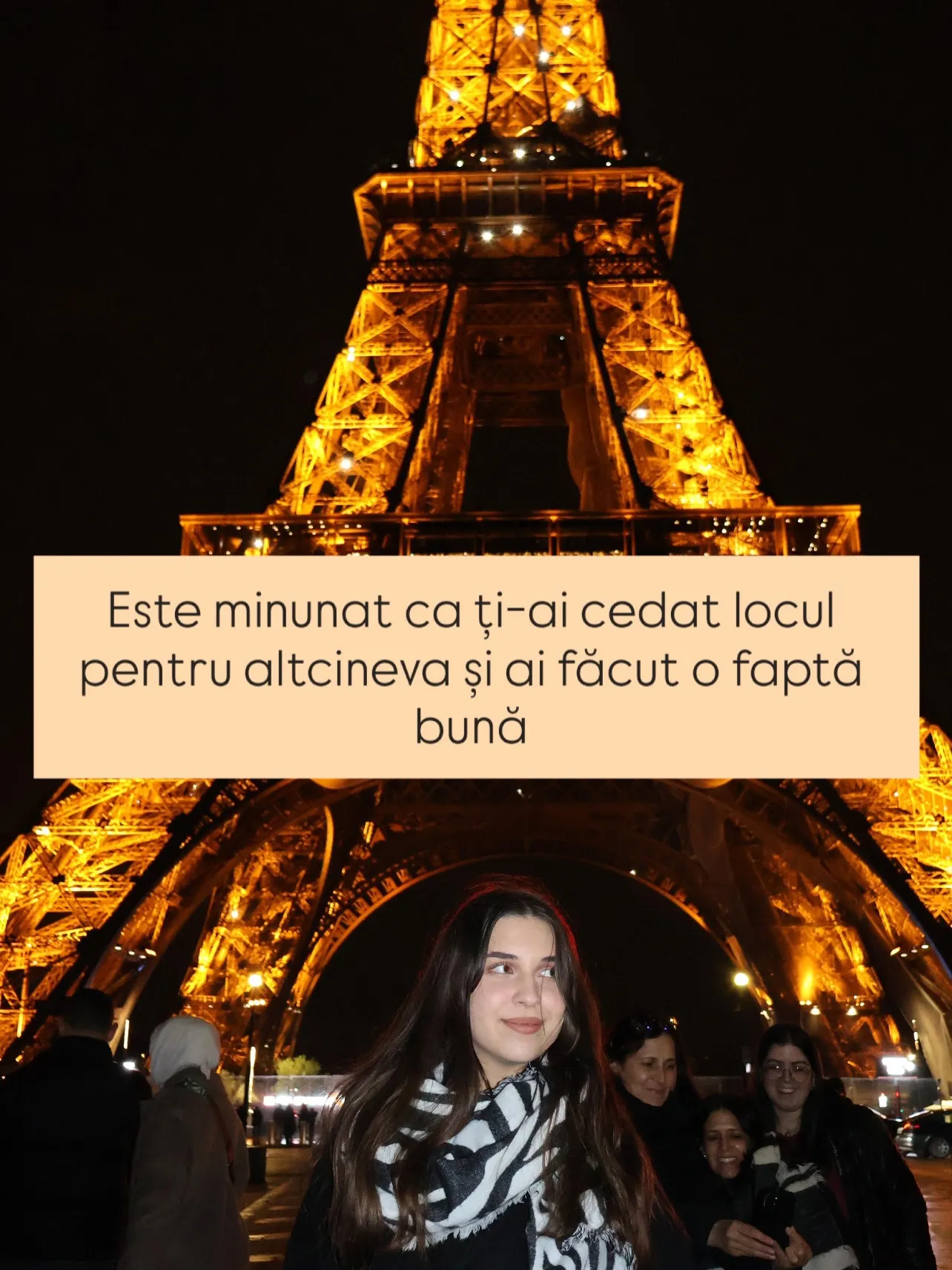 Nora în fața Turnului Eiffel noaptea, cu textul postării scris peste fotografii