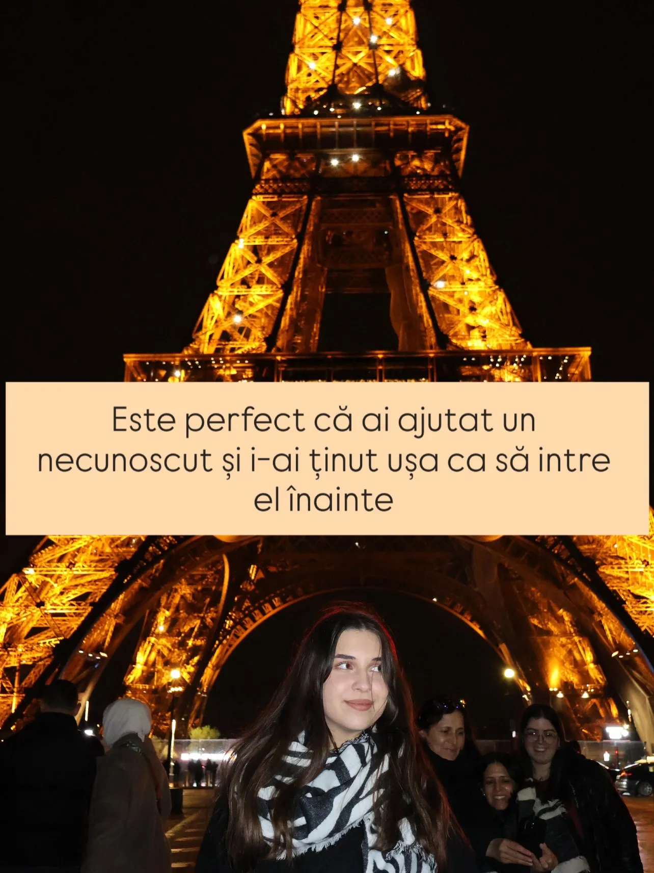 Nora în fața Turnului Eiffel noaptea, cu textul postării scris peste fotografii
