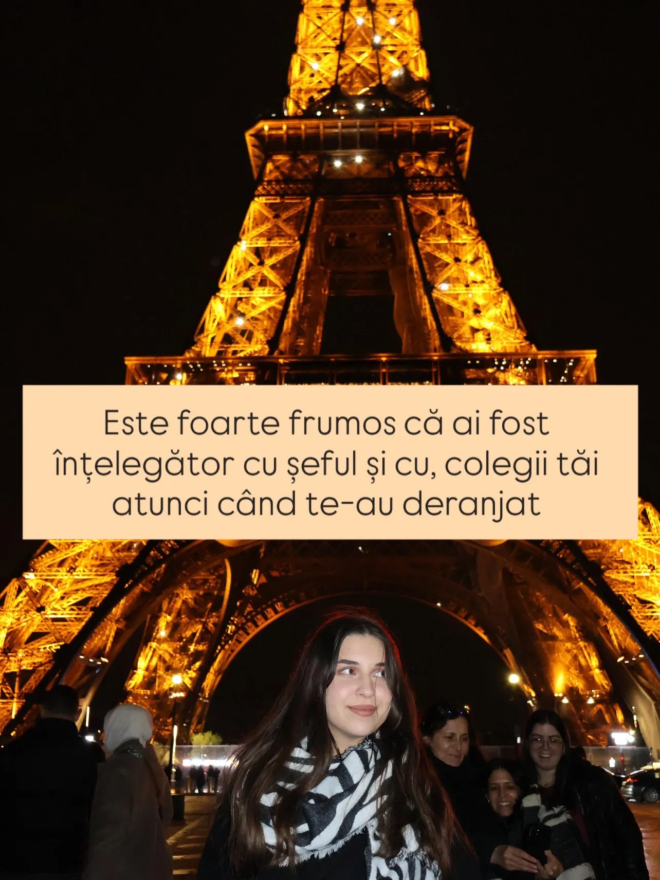 Nora în fața Turnului Eiffel noaptea, cu textul postării scris peste fotografii