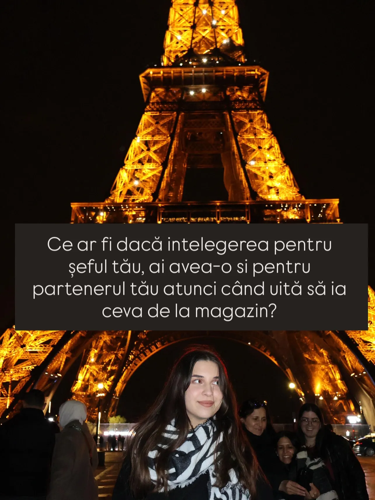 Nora în fața Turnului Eiffel noaptea, cu textul postării scris peste fotografii