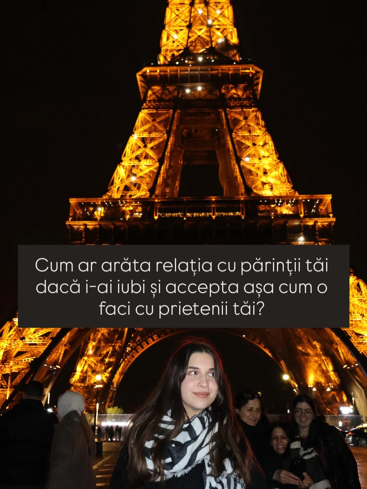 Nora în fața Turnului Eiffel noaptea, cu textul postării scris peste fotografii
