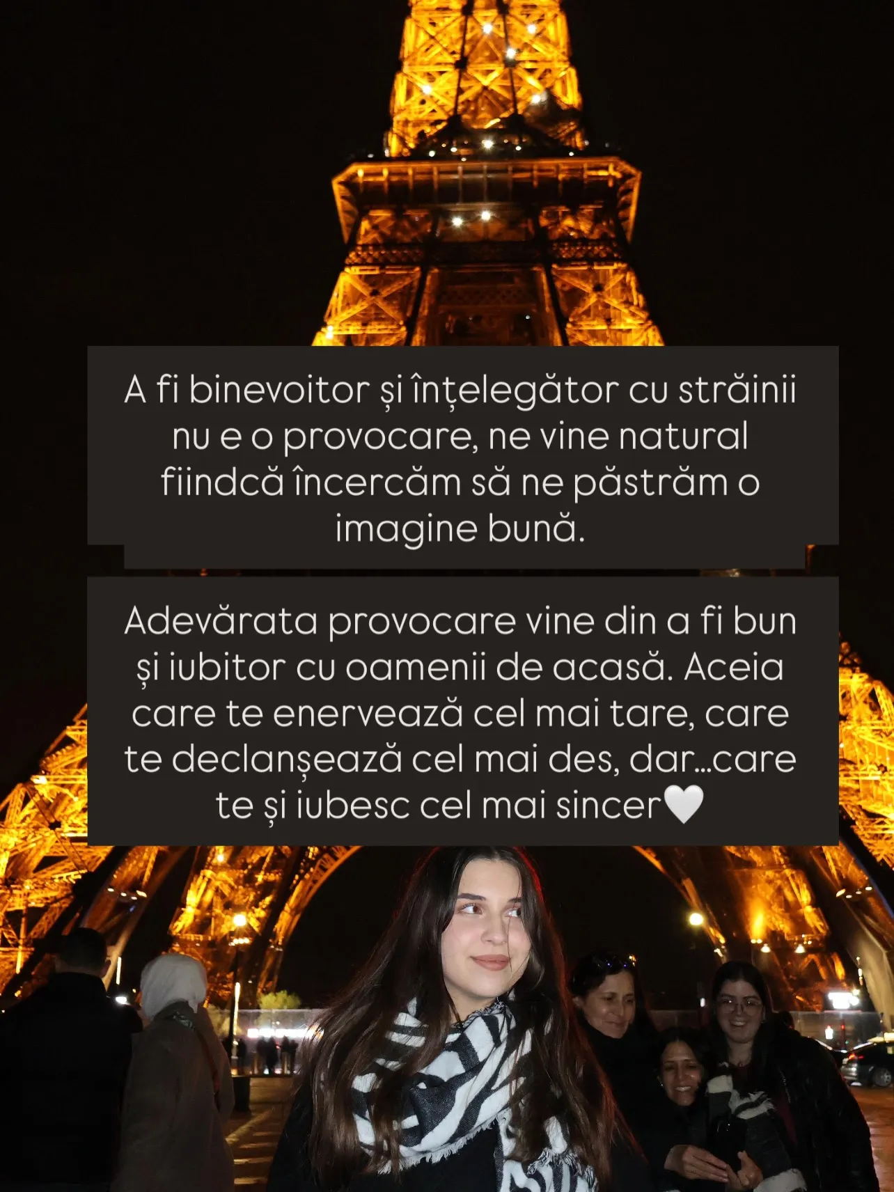Nora în fața Turnului Eiffel noaptea, cu textul postării scris peste fotografii