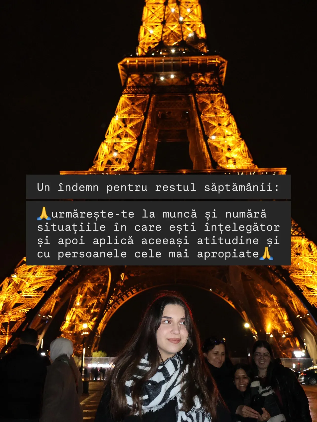 Nora în fața Turnului Eiffel noaptea, cu textul postării scris peste fotografii