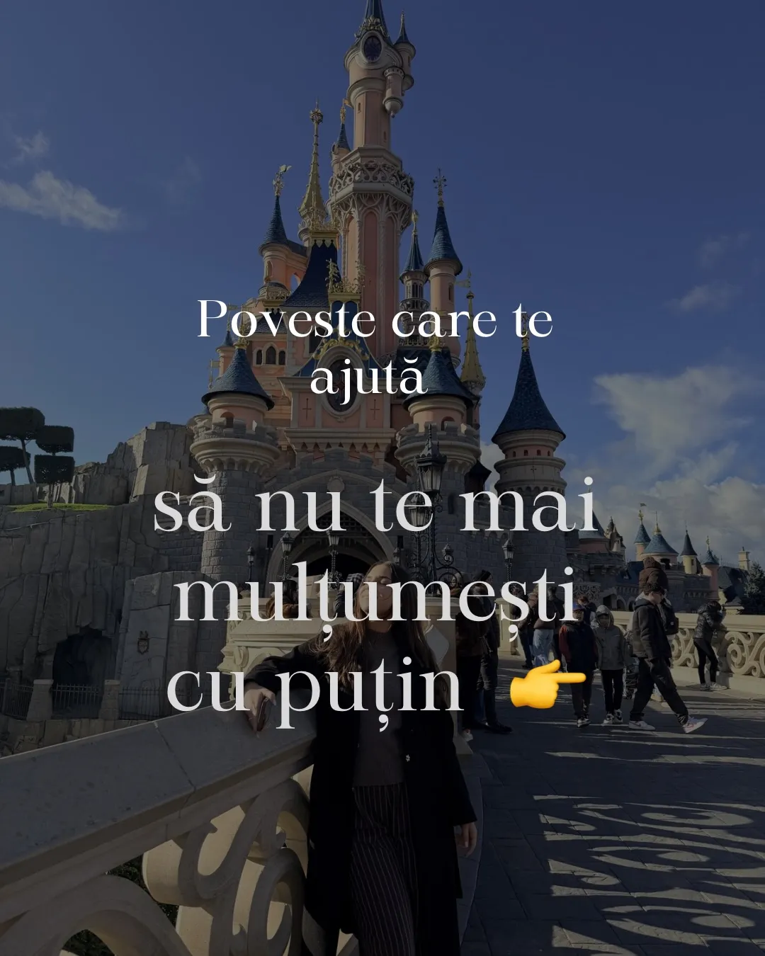 Nora în fața castelului din Disneyland, cu textul poveștii scris peste fotografii