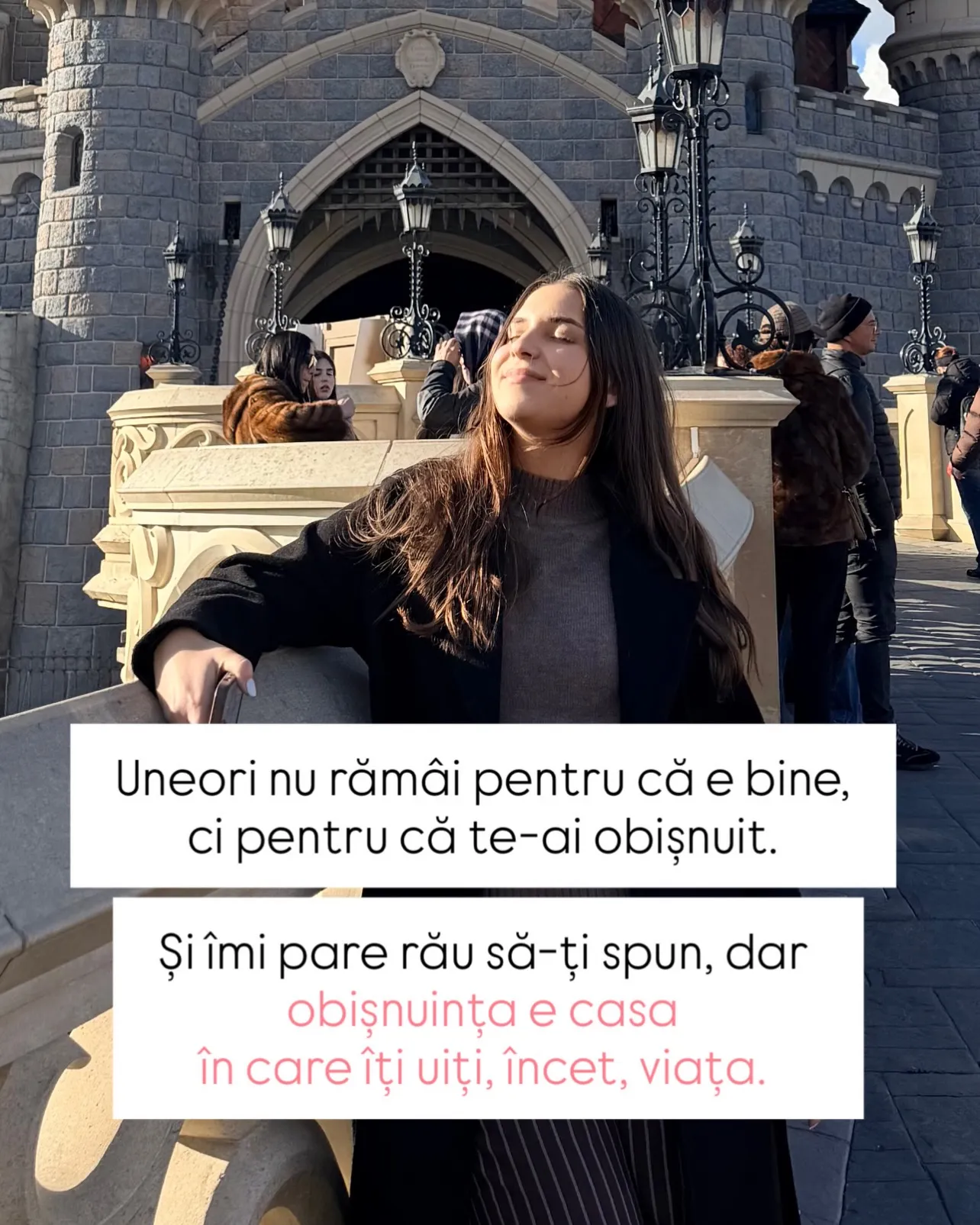 Nora în fața castelului din Disneyland, cu textul poveștii scris peste fotografii