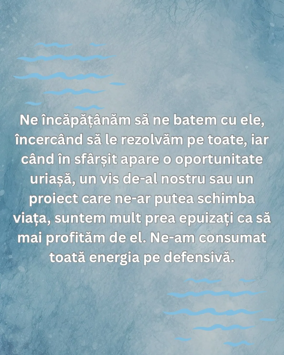 Ilustrație cu o țestoasă marină care înoată într-o apă albastră, cu textul postării scris peste