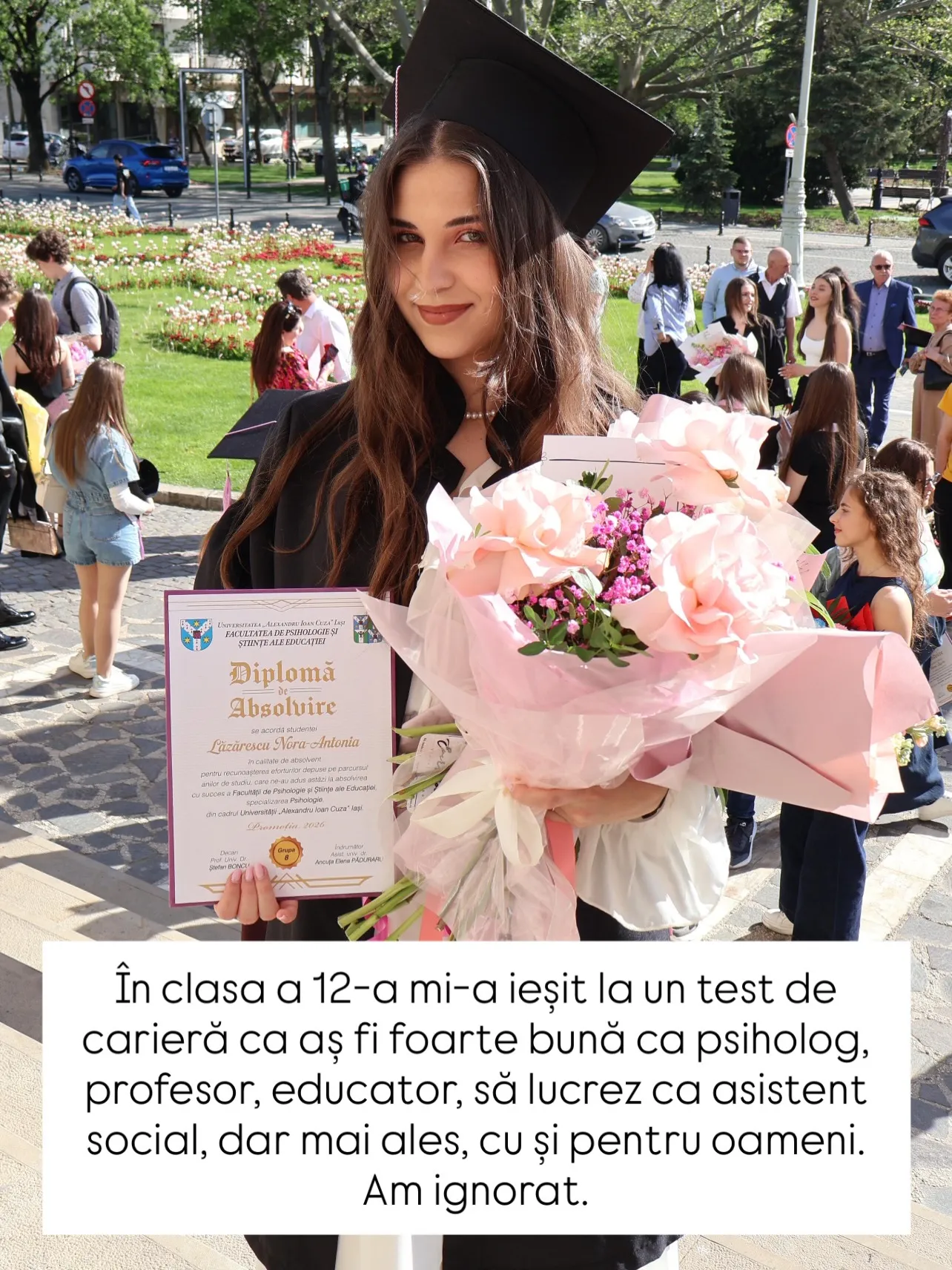 Fotografii de la absolvire, cu Nora în robă și cu diploma în mână