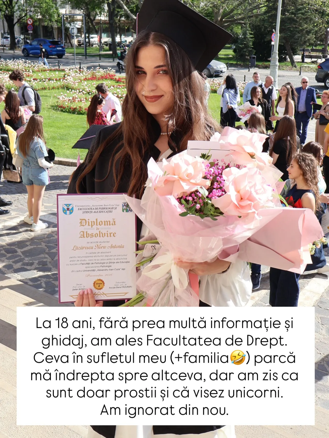 Fotografii de la absolvire, cu Nora în robă și cu diploma în mână