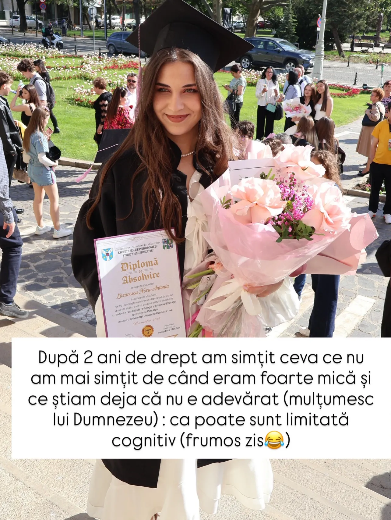 Fotografii de la absolvire, cu Nora în robă și cu diploma în mână
