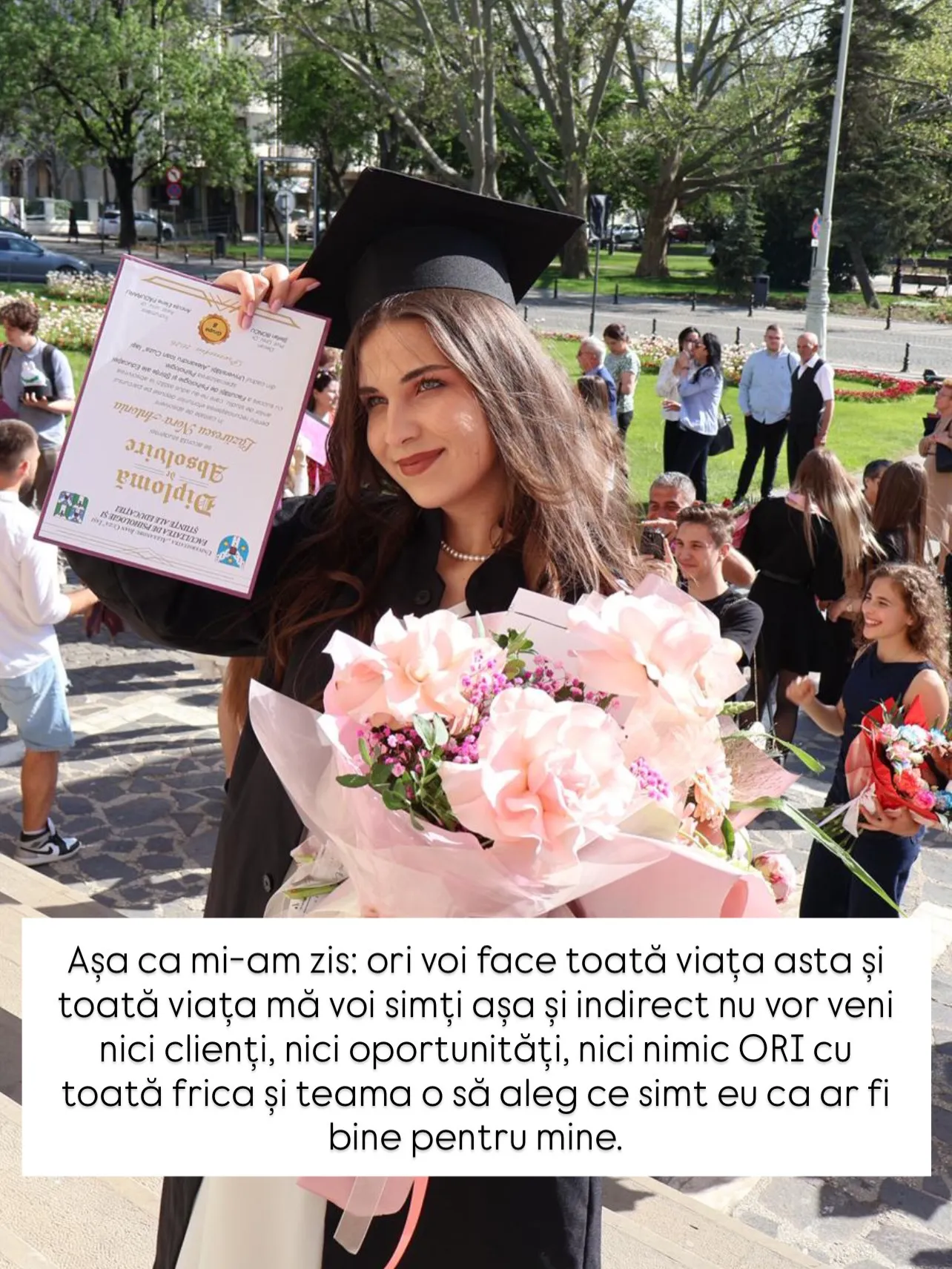 Fotografii de la absolvire, cu Nora în robă și cu diploma în mână