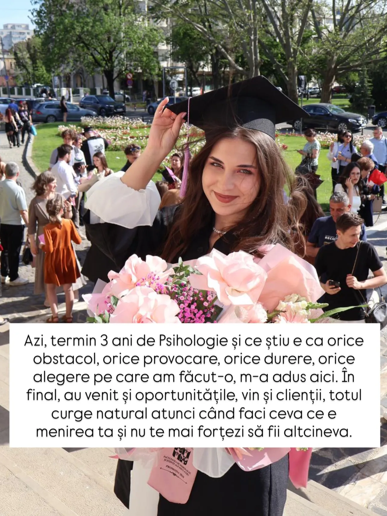 Fotografii de la absolvire, cu Nora în robă și cu diploma în mână