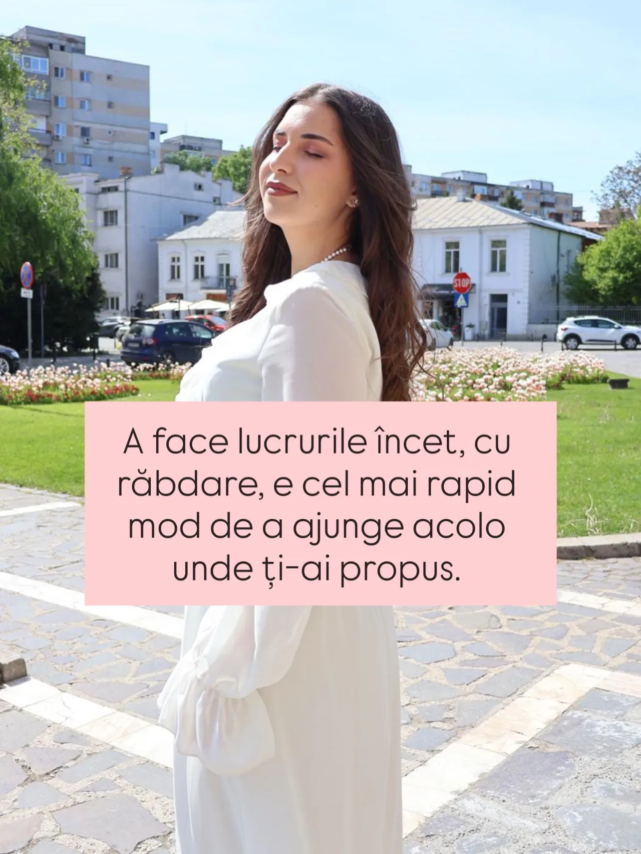 Fotografii de la absolvire, cu Nora în robă și cu diploma în mână