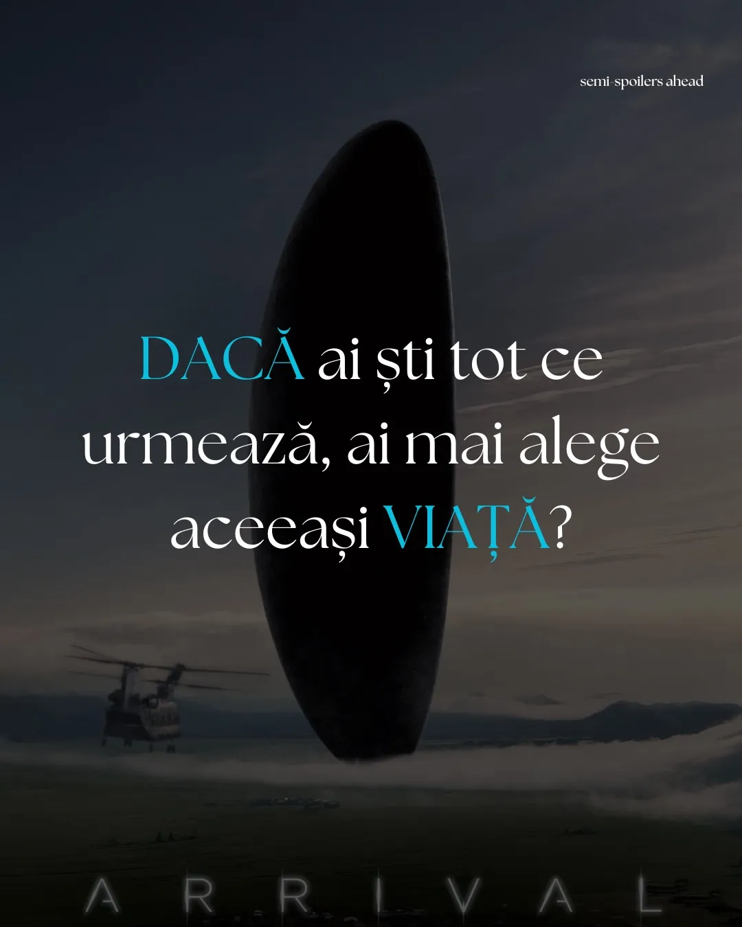 Cadre din filmul Arrival, cu nava neagră suspendată deasupra câmpului, cu textul postării scris peste