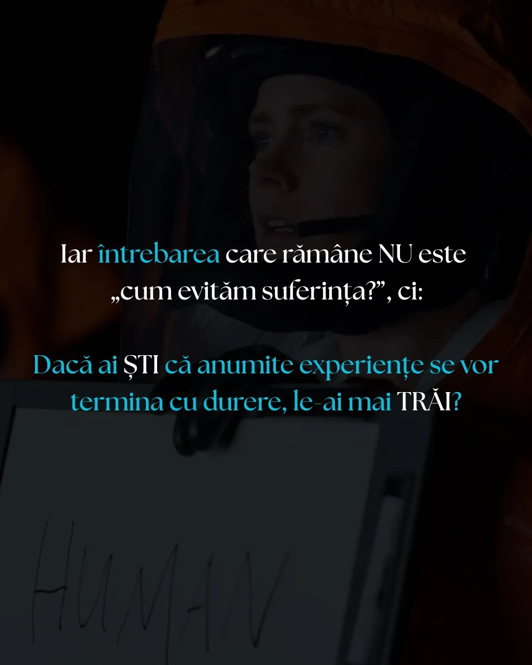 Cadre din filmul Arrival, cu nava neagră suspendată deasupra câmpului, cu textul postării scris peste