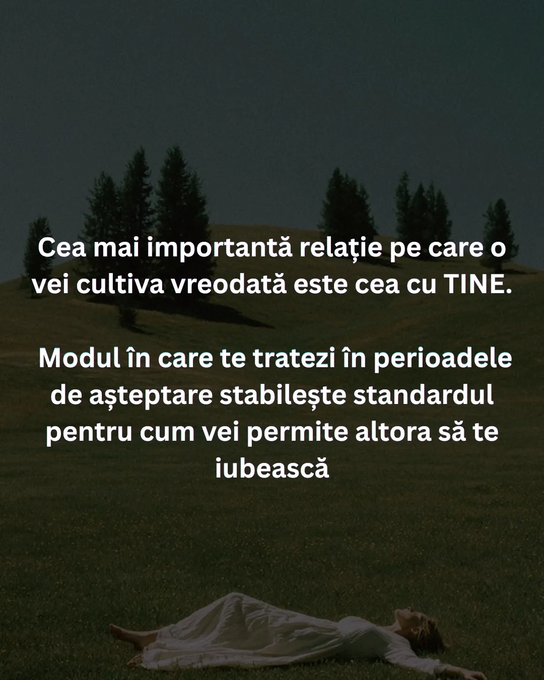 Fotografie cu o femeie întinsă pe iarbă pe un deal cu brazi, cu text despre ritmul propriu în relații