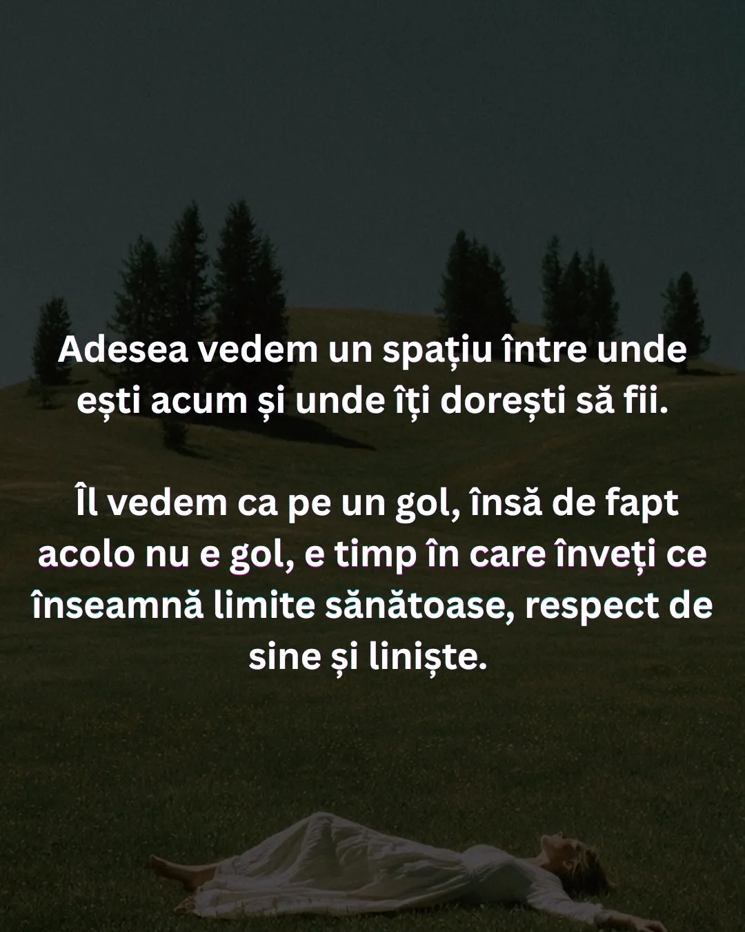 Fotografie cu o femeie întinsă pe iarbă pe un deal cu brazi, cu text despre ritmul propriu în relații