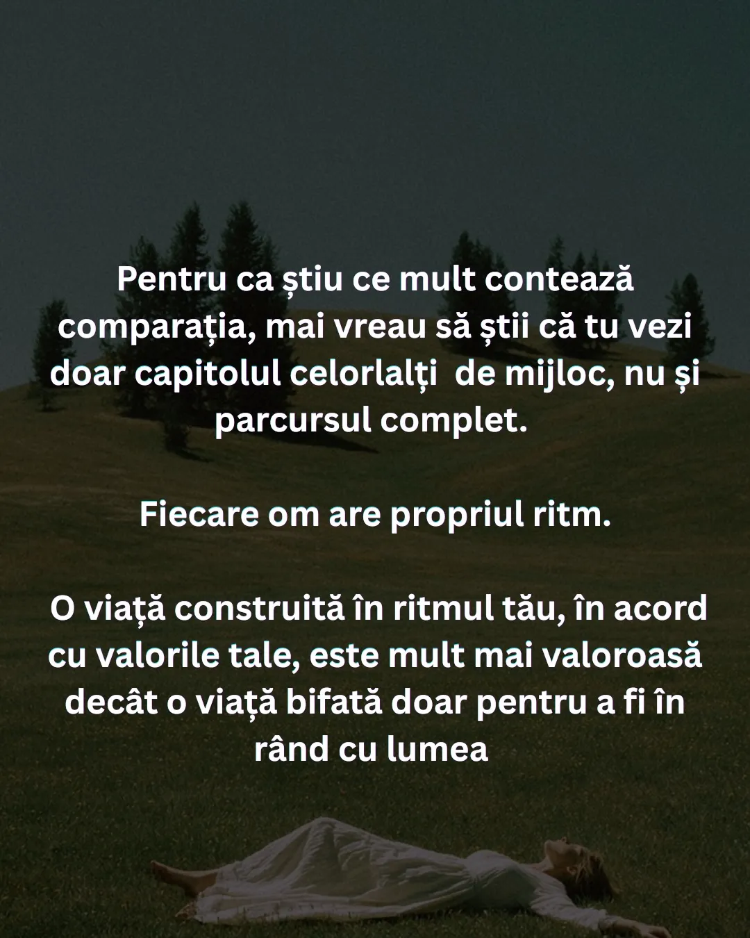 Fotografie cu o femeie întinsă pe iarbă pe un deal cu brazi, cu text despre ritmul propriu în relații
