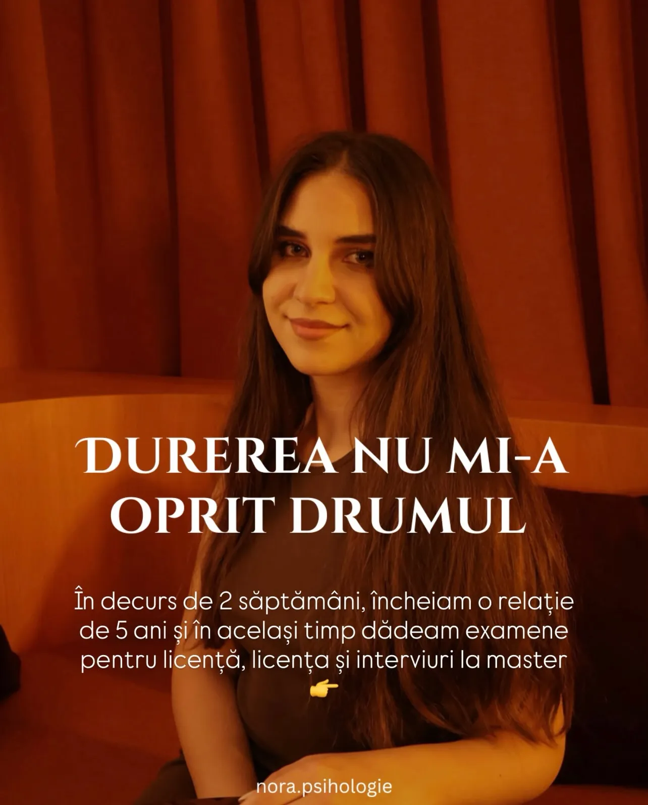 Portrete ale Norei într-un interior cu draperii roșii, cu text despre o perioadă grea și ce a urmat după ea
