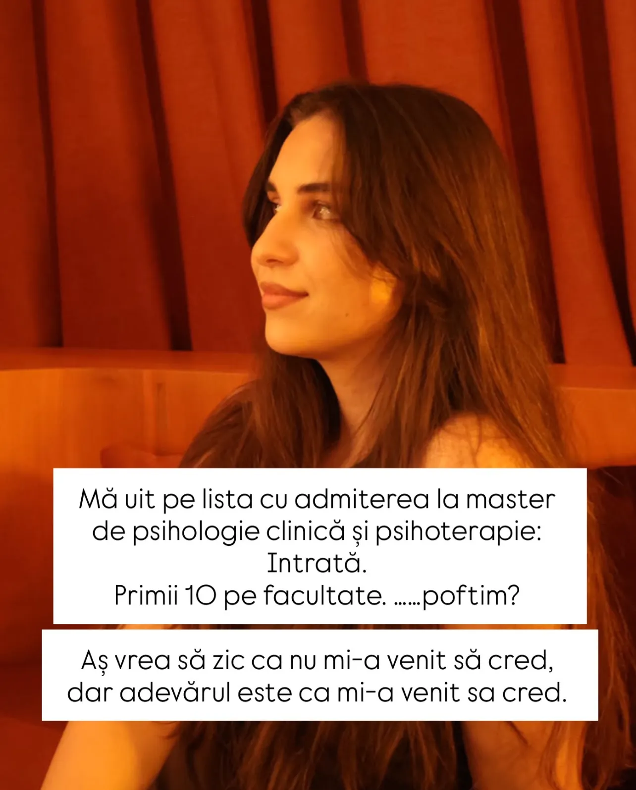 Portrete ale Norei într-un interior cu draperii roșii, cu text despre o perioadă grea și ce a urmat după ea