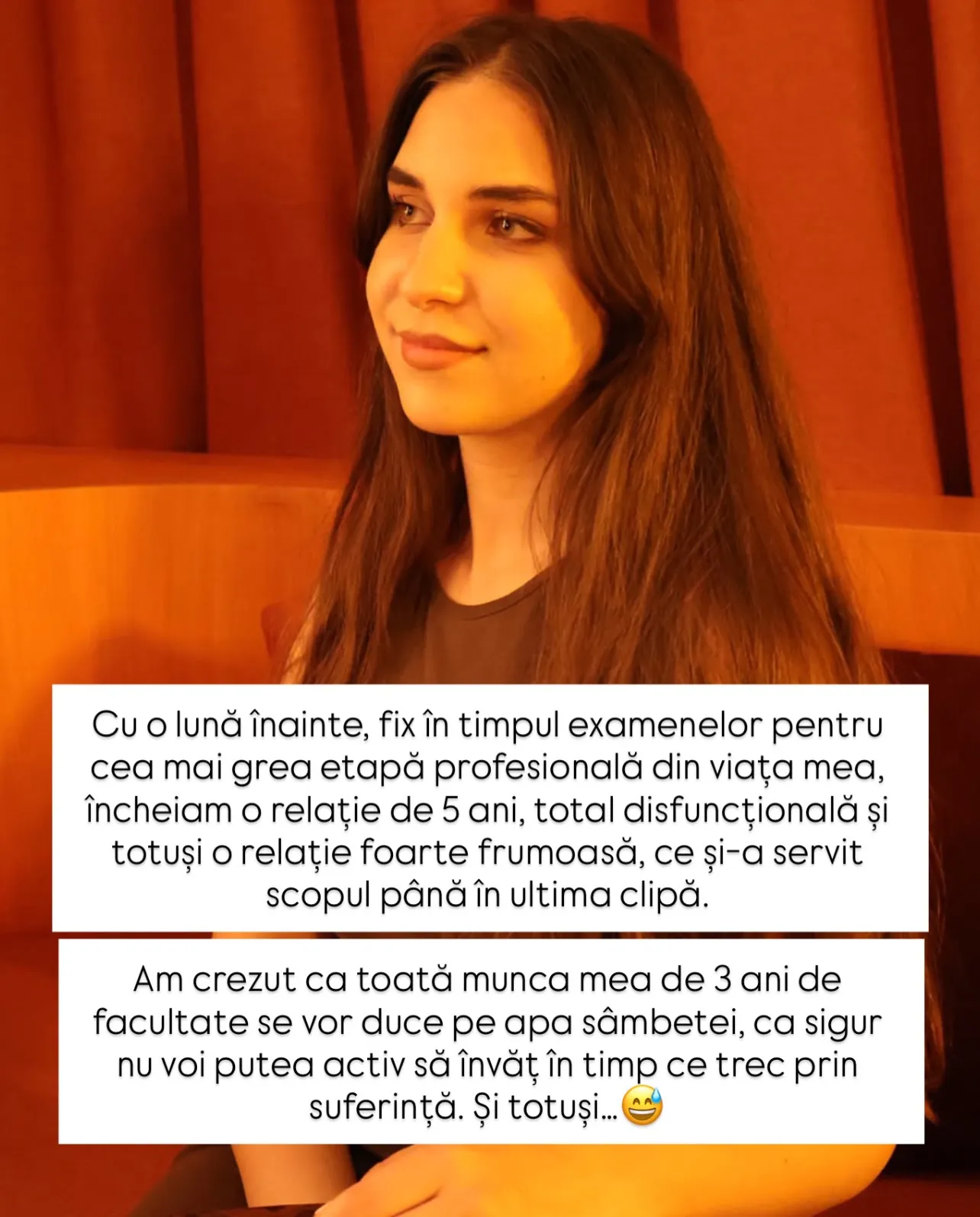 Portrete ale Norei într-un interior cu draperii roșii, cu text despre o perioadă grea și ce a urmat după ea