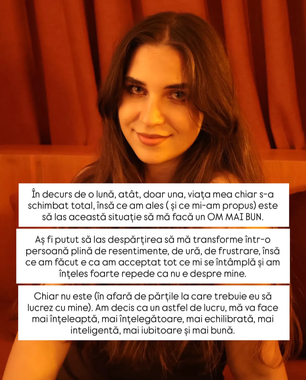 Portrete ale Norei într-un interior cu draperii roșii, cu text despre o perioadă grea și ce a urmat după ea