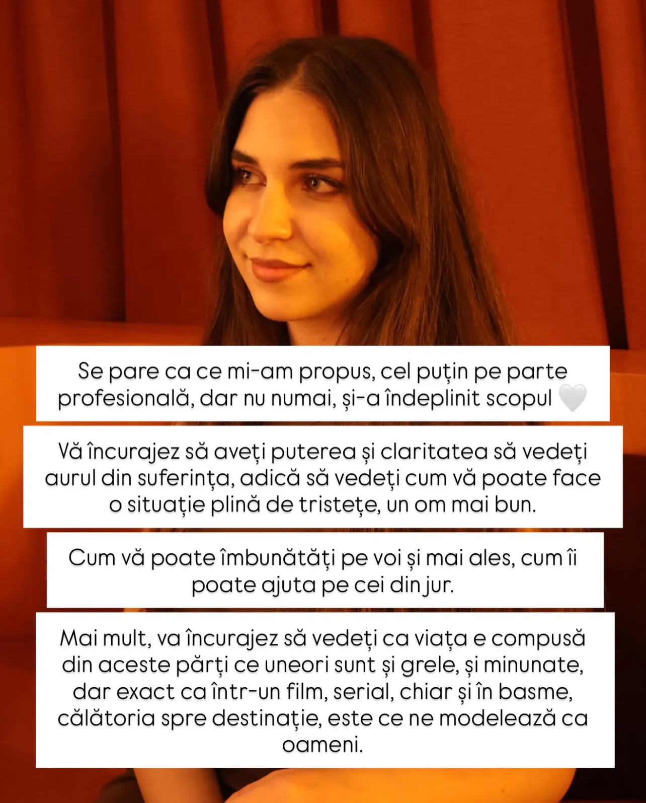 Portrete ale Norei într-un interior cu draperii roșii, cu text despre o perioadă grea și ce a urmat după ea
