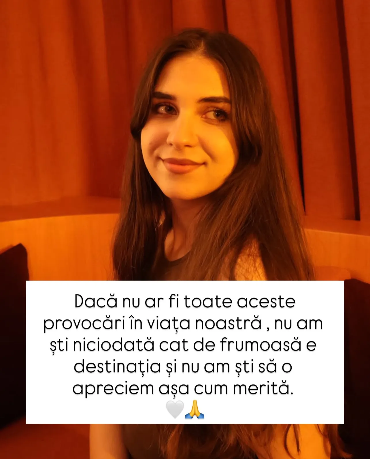 Portrete ale Norei într-un interior cu draperii roșii, cu text despre o perioadă grea și ce a urmat după ea