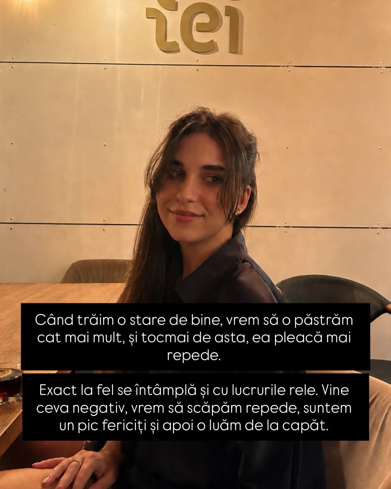 Portrete ale Norei într-un local, cu text despre trecerea stărilor bune și rele
