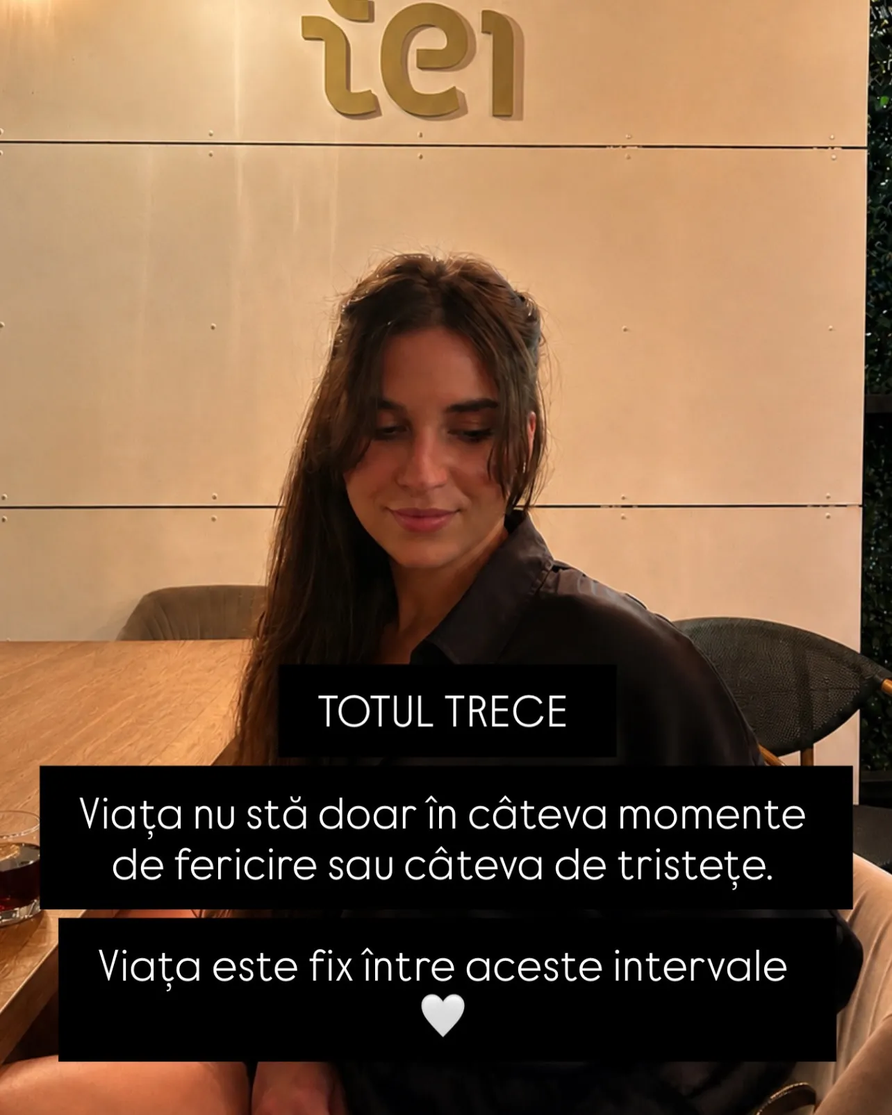 Portrete ale Norei într-un local, cu text despre trecerea stărilor bune și rele