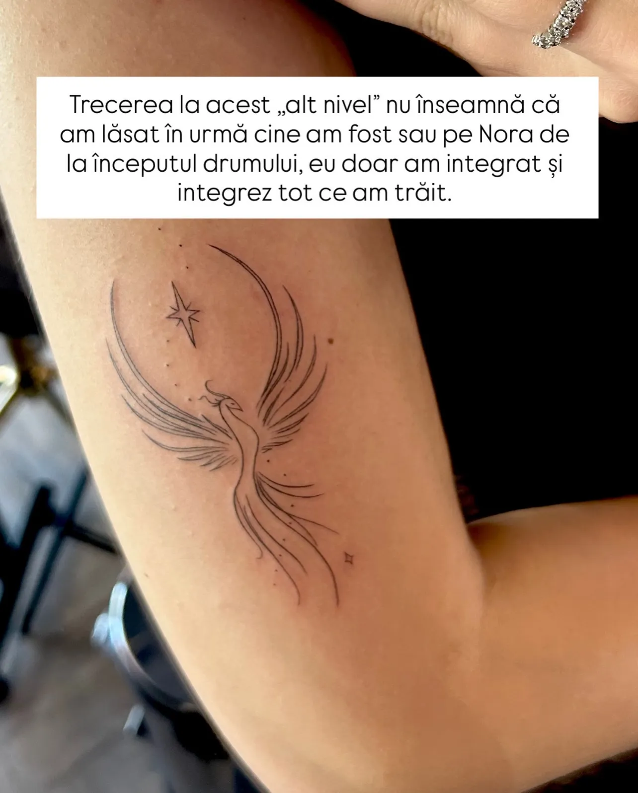 Fotografii cu tatuajul unei păsări Phoenix pe brațul Norei, alături de ilustrații cu pasărea mitologică