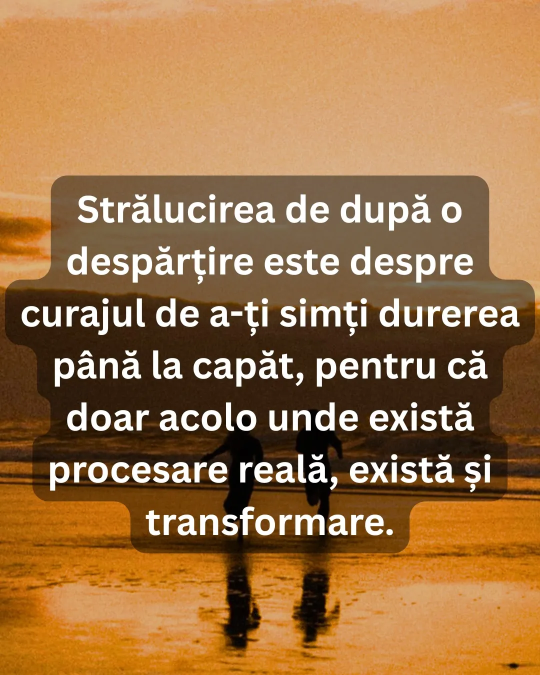 Siluete pe plajă la apus, cu text despre felul în care se procesează durerea după o despărțire