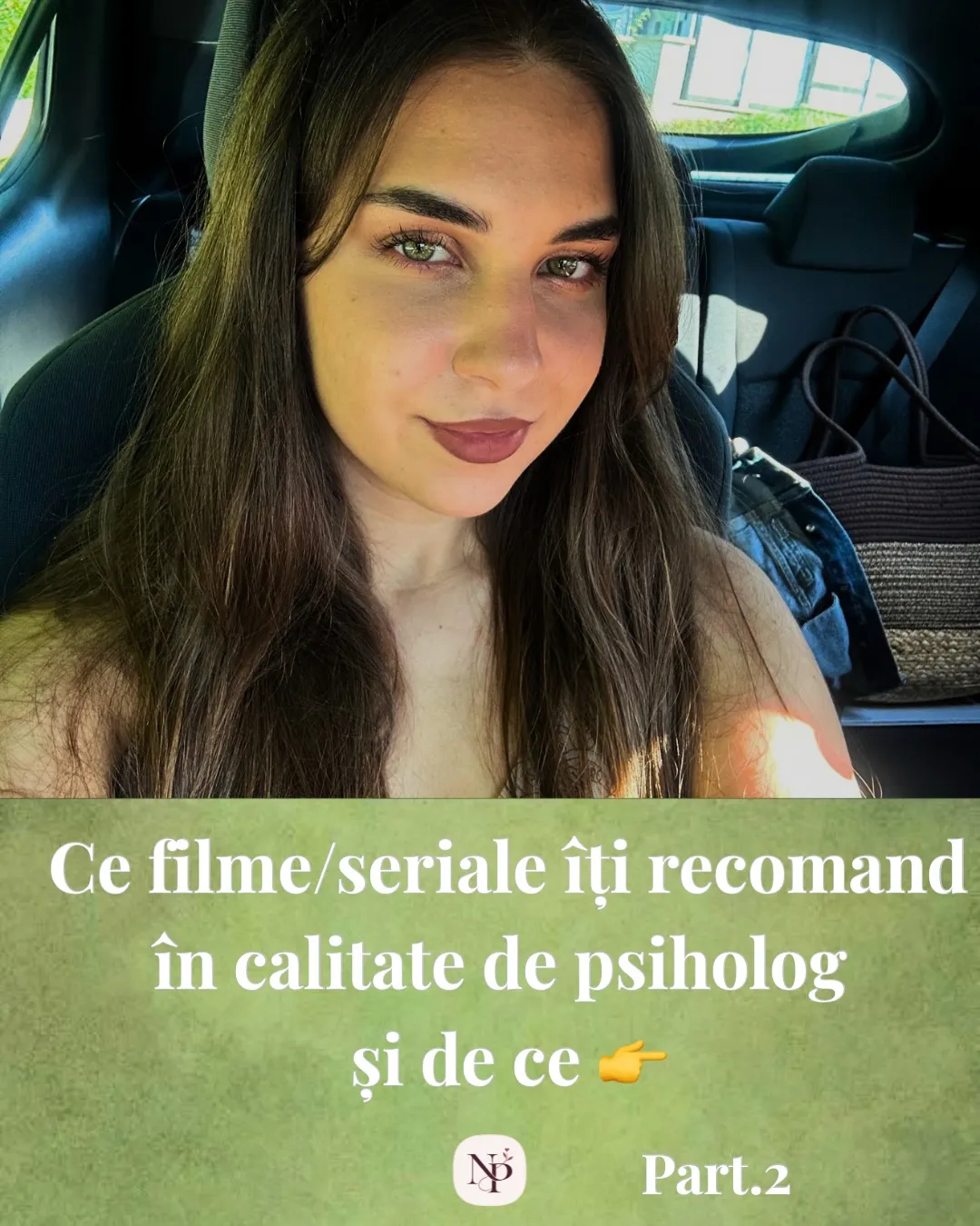 Nora într-o mașină, într-o zi însorită, cu titlul seriei scris dedesubt