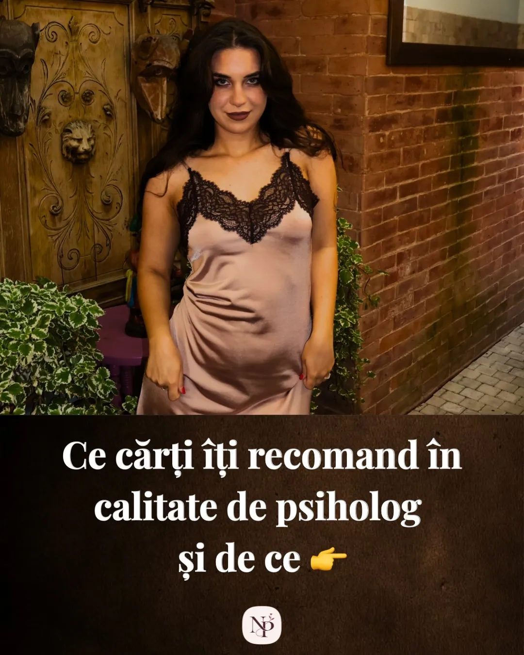 Nora într-o rochie satinată, într-o curte cu cărămidă și plante, cu titlul postării scris dedesubt