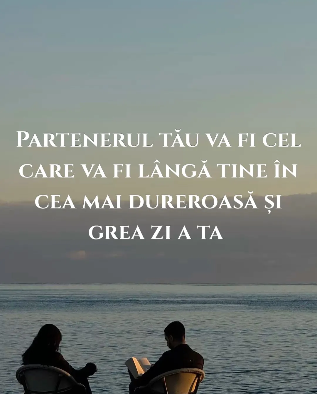 Fotografie cu doi oameni așezați pe scaune în fața mării, la apus, cu text despre cum se alege un partener