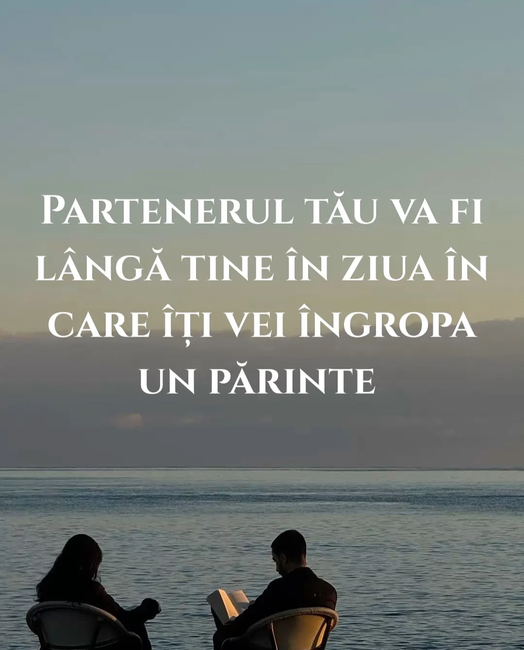 Fotografie cu doi oameni așezați pe scaune în fața mării, la apus, cu text despre cum se alege un partener